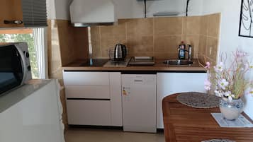 Jääkaappi, uuni, liesi, kahvin-/teenkeitin