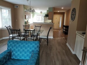 TV, fireplace, DVD player - 3 Bed 3+ bath with 2 community pools, cabana and multiple beach access (Hilton Head Island)