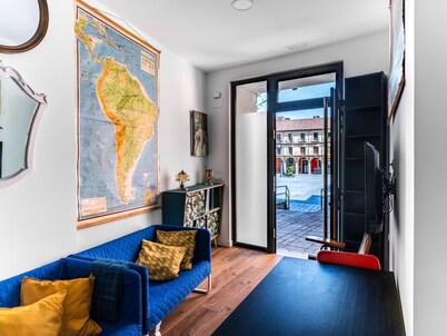 Housingleon- Main Square Hostel
