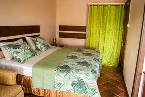 Trang trí khác biệt, trang bị nội thất với thiết kế riêng biệt, bàn 