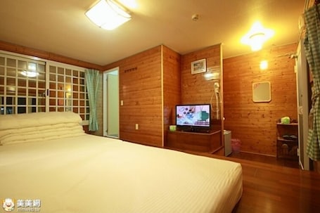 Comfort Room | Desk, free WiFi, bed sheets