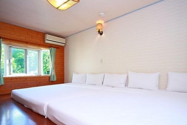 Comfort Room | Desk, free WiFi, bed sheets