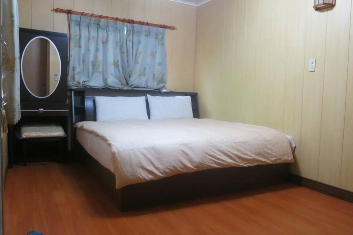 Double Room | Desk, WiFi (free), bed sheets