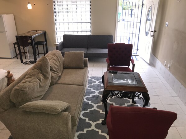 Smart TV - Freshly Renovated Studio with full kitchen, bathroom, and private gate, parking (Houston)