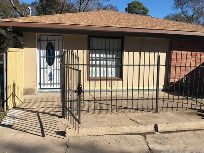 Freshly Renovated Studio with full kitchen, bathroom, and private gate, parking