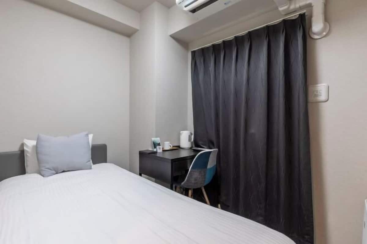 Desk, soundproofing, free WiFi, bed sheets