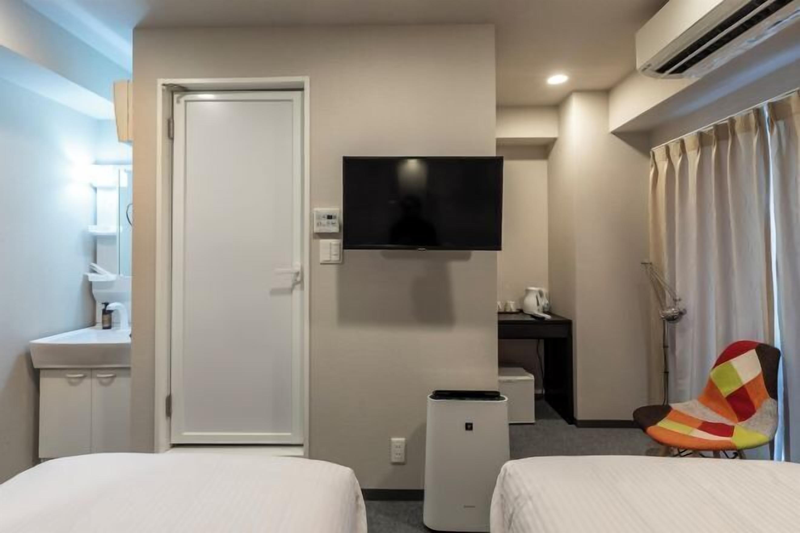 Desk, soundproofing, free WiFi, bed sheets