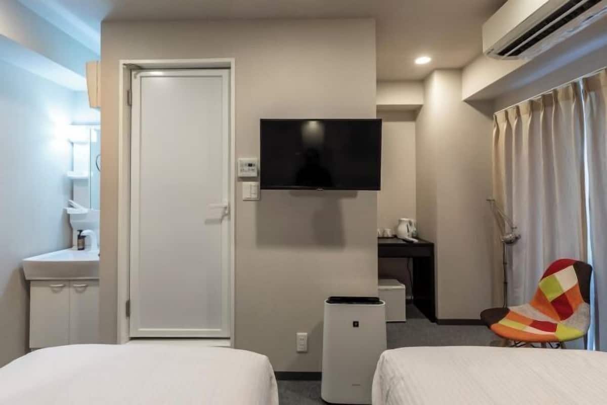 Desk, soundproofing, free WiFi, bed sheets