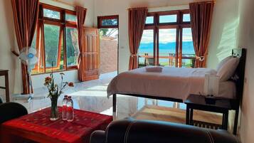 Desk, free WiFi, bed sheets