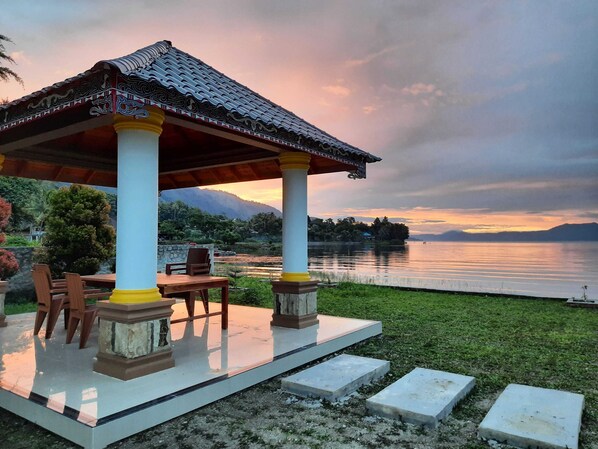 Beach bar - Juma Cottages (Samosir)