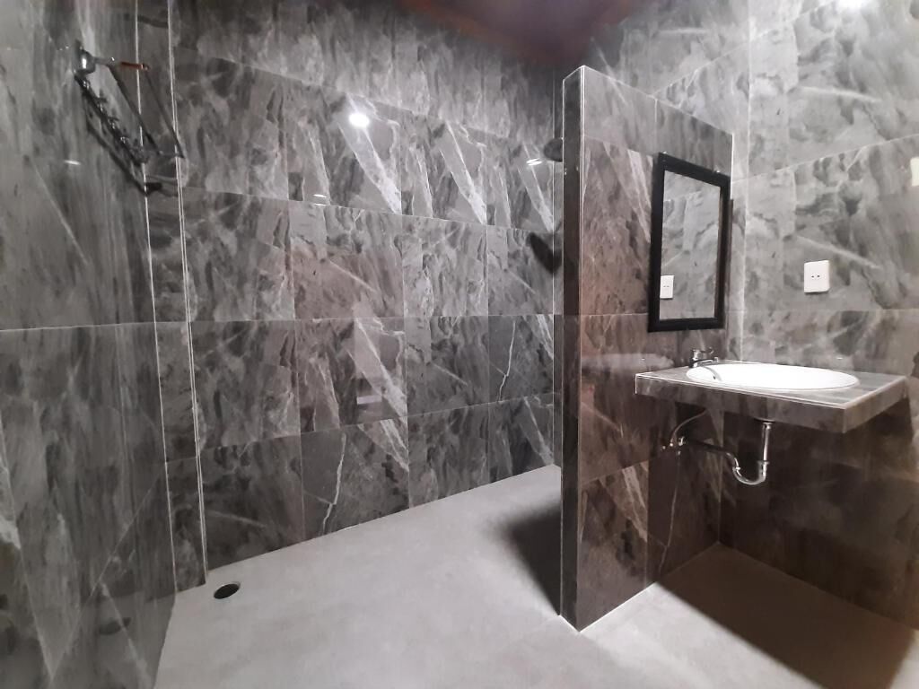 Shower, handuk,  dan sabun