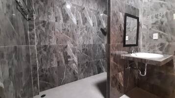 Shower, handuk, dan sabun