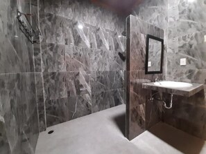 Shower, towels, soap - Juma Cottages (Samosir)