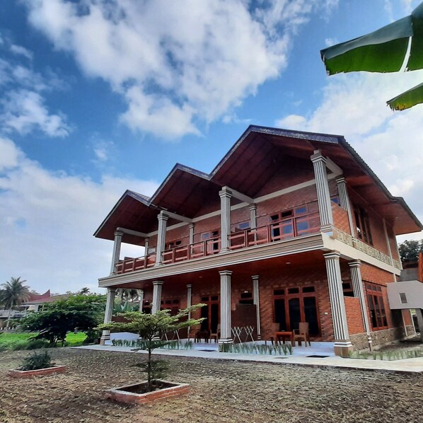 Front of property - Juma Cottages (Samosir)