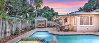 Fantastic Family/Friends Getaway - 6' deep Heated Pool & Spa close to Beaches!