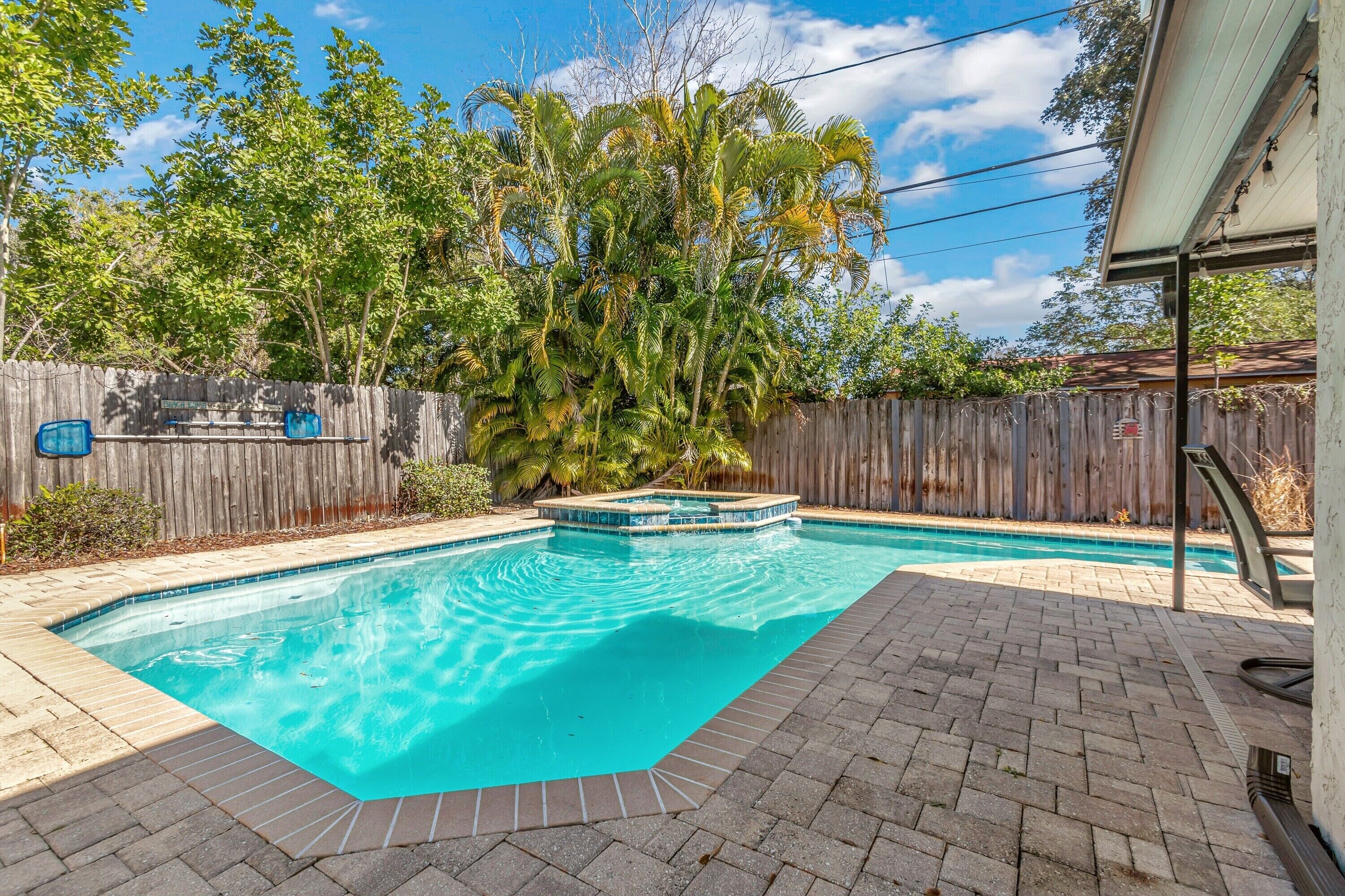 Fantastic Family/Friends Getaway - 6' deep Heated Pool & Spa close to Beaches! 