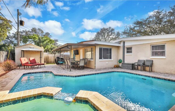 Alberca al aire libre y alberca climatizada