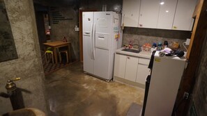 Kühlschrank, Mikrowelle, Kochgeschirr/Geschirr/Besteck