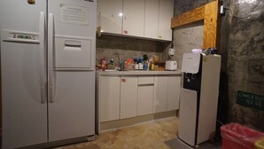冷蔵庫、電子レンジ、調理器具と食器