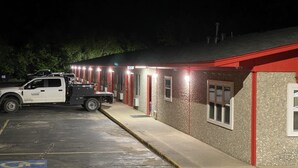 Ein Gebäude mit rotem Dach und einem weißen Lkw, der davor geparkt ist.