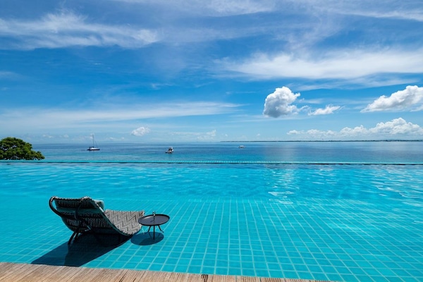 2 kolam renang outdoor, dengan payung kolam renang dan kursi berjemur