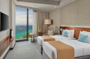 Minibar, caja de seguridad en la habitación y decoración personalizada 