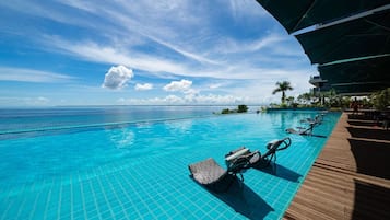2 udendørs pools, åben fra kl. 06.00 til kl. 21.00, parasoller