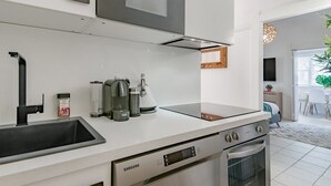Une cuisine moderne équipée d’un lave-vaisselle, d’un four à micro-ondes et d’une cuisinière.