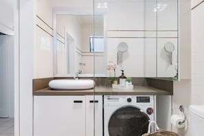 Ensemble douche/baignoire, sèche-cheveux, serviettes fournies, shampoing