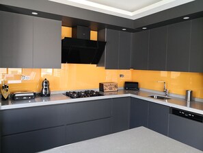 Kühlschrank, Mikrowelle, Ofen, Geschirrspüler