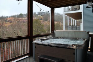 Outdoor spa tub - 7 BR, 7.5 Bath Home with Hot Tub close to all of the Branson Fun! (Branson)