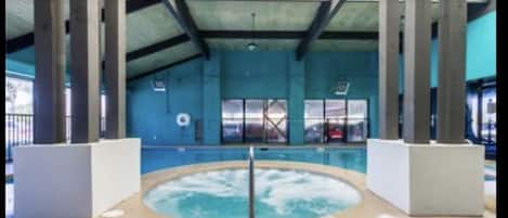 Alberca techada y alberca al aire libre