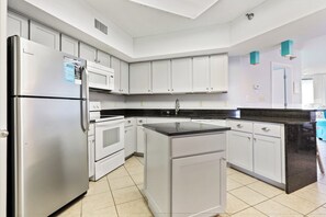 Réfrigérateur, four à micro-ondes, un four, surface de cuisson