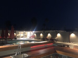 Utendørsbasseng og et oppvarmet basseng