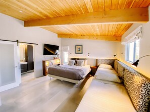 4 soverom, skrivebord, strykejern/-brett og reiseseng for barn