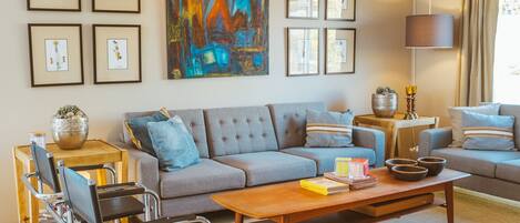 TV connectée, jeux vidéo, lecteur de DVD, livres