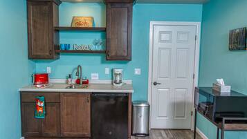 Een magnetron, een koffiezetapparaat/waterkoker, een broodrooster