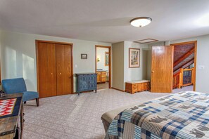 3 bedrooms, free WiFi, bed sheets - Dog-Friendly, Secluded Cabin in the Woods (Egg Harbor)