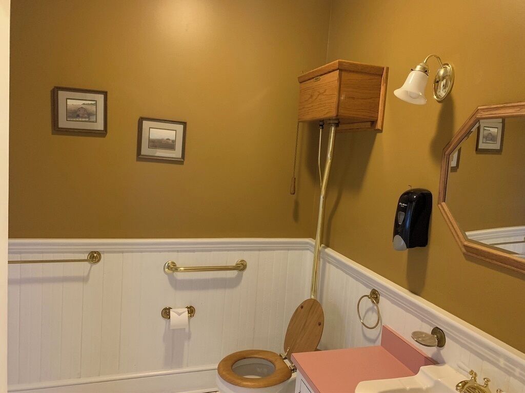 Duschwanne, Haartrockner, Handtücher, Toilettenpapier