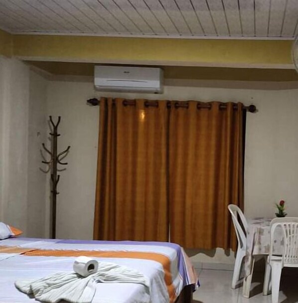 Comfort Room | Individually decorated, laptop workspace, blackout drapes - Alojamiento Oasis (Santa Cruz)