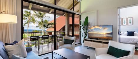 Una televisión, un reproductor de DVD, libros