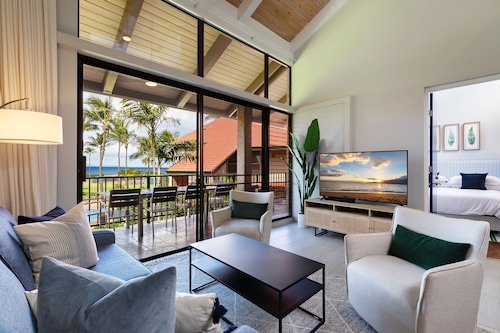 NEW! Modern Oceanfront Remodel ☀ Top Floor, Amazing Ocean Views ☀ Luana Kai B314