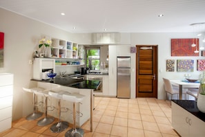 One Bedroom Garden Gazebo | Private kitchen | Full-sized fridge, microwave, oven, stovetop - L'Auberge Noosa (Noosa Heads)