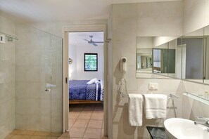 Apartamento premium, banheira de hidromassagem (One Bedroom Rooftop Terrace with Spa) | Banheiro | Chuveiro, chuveiro com efeito de chuva, produtos de toalete grátis 