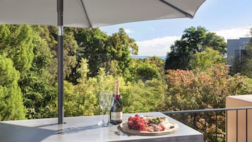 One Bedroom Rooftop Terrace with Spa | Terrace/patio