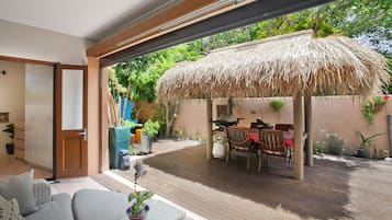 Departamento superior, en el área del jardín (One Bedroom Garden Gazebo) | Vista al patio