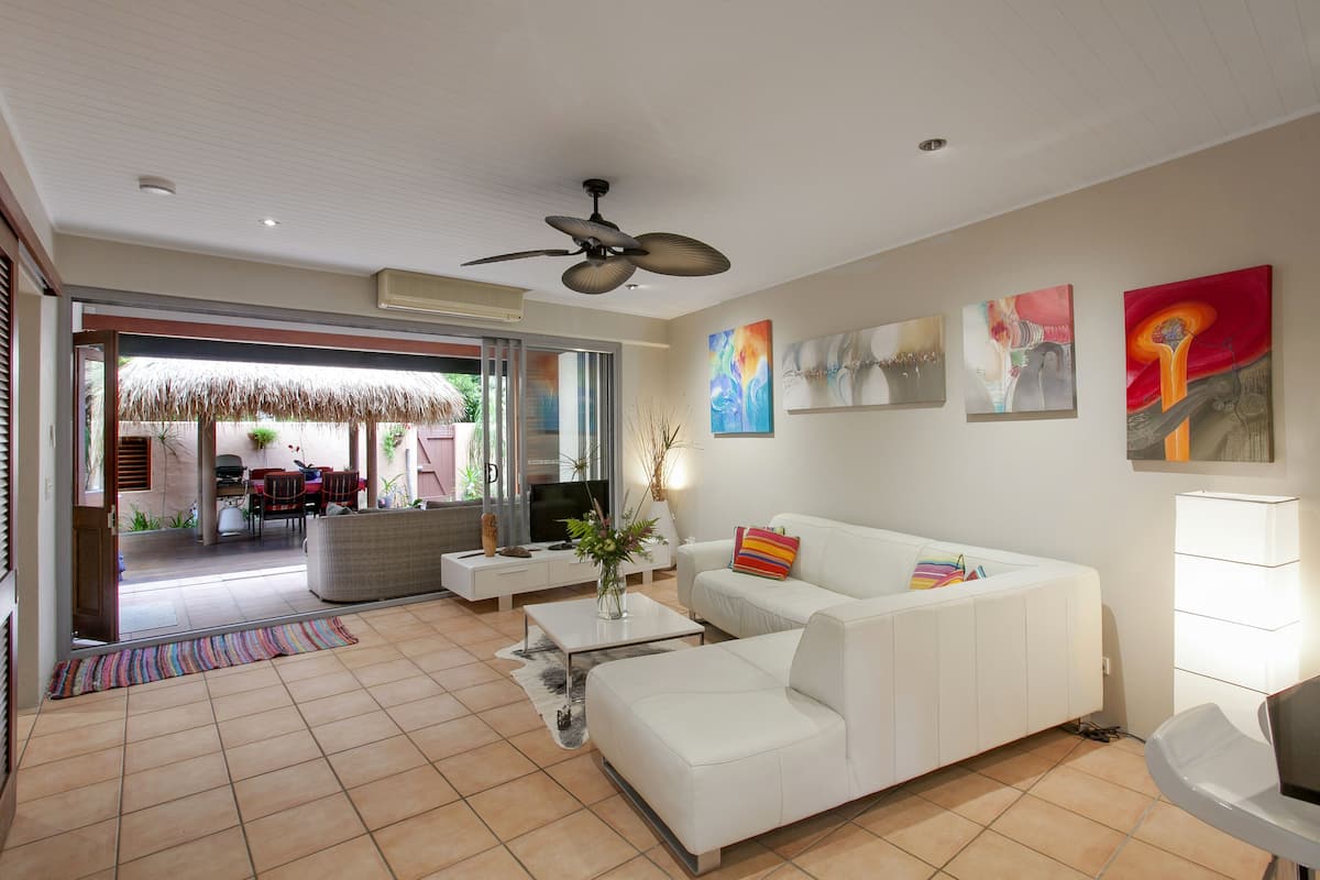 Superior Apartment, Garden Area (One Bedroom Garden Gazebo) | Ruang tamu | 55 inci televisyen skrin rata dengan digital, TV Pintar, Netflix