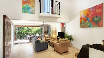 特級公寓, 按摩浴缸 (One Bedroom Rooftop Terrace with Spa) | 客廳 | 55 吋平面電視連數碼電視頻道、智能電視、Netflix