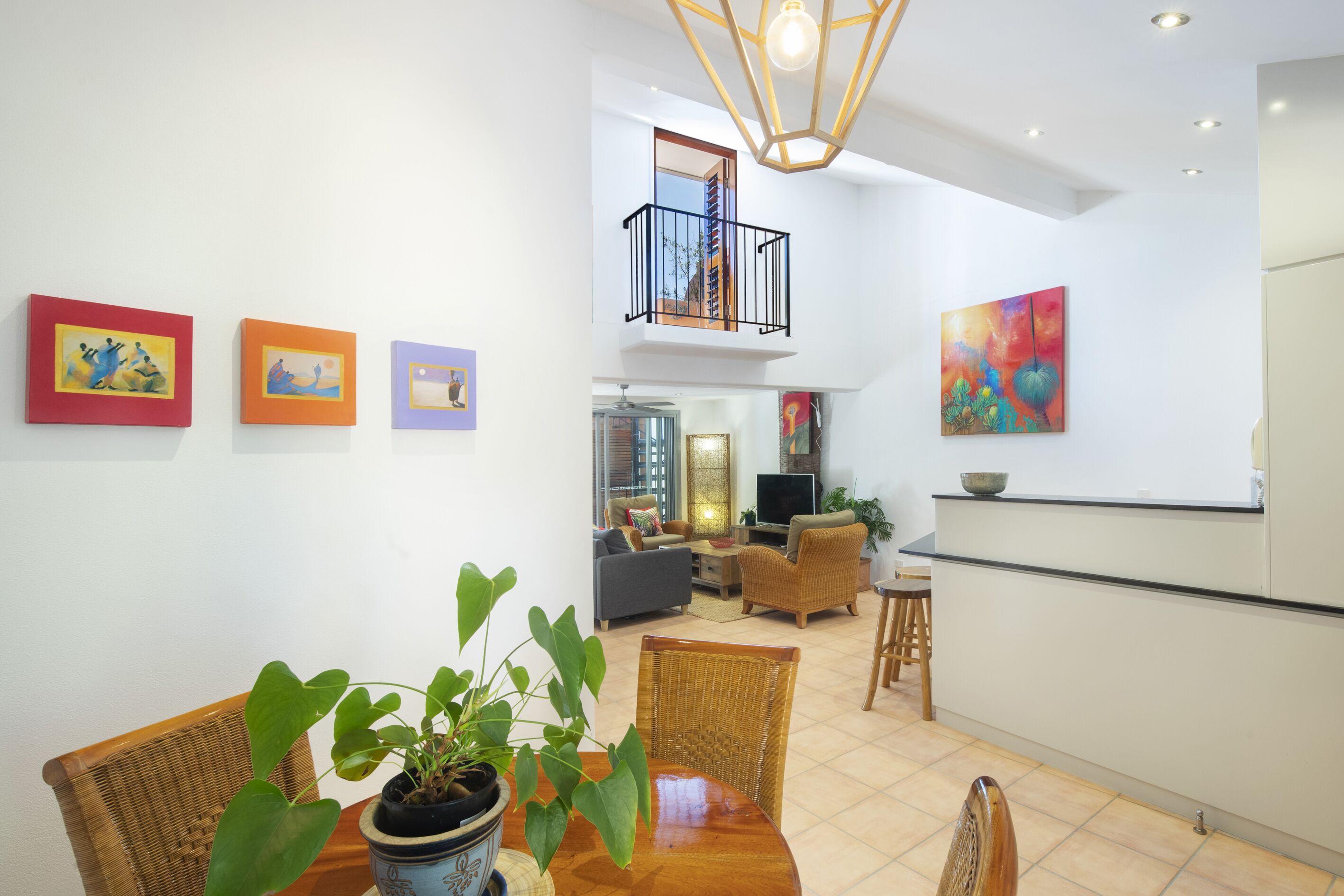Ein moderner Wohnraum mit Essbereich, Küche und Balkon.