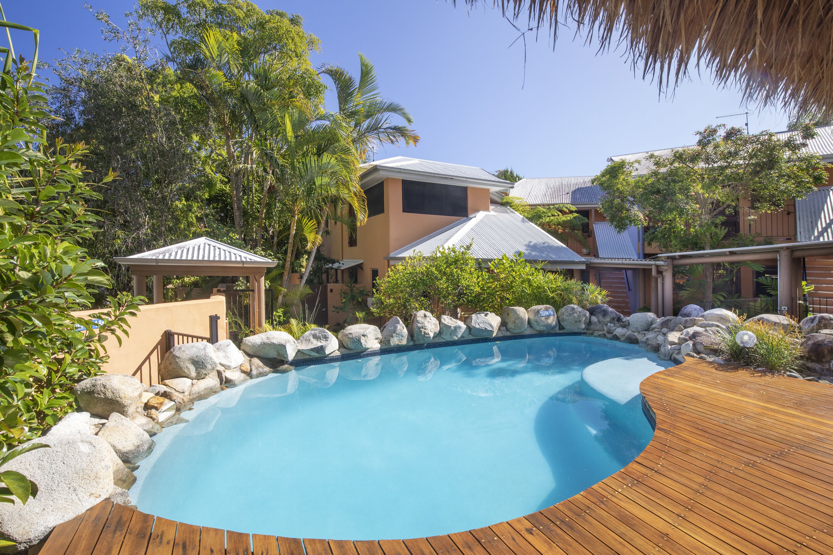 室外游泳池，恒温泳池